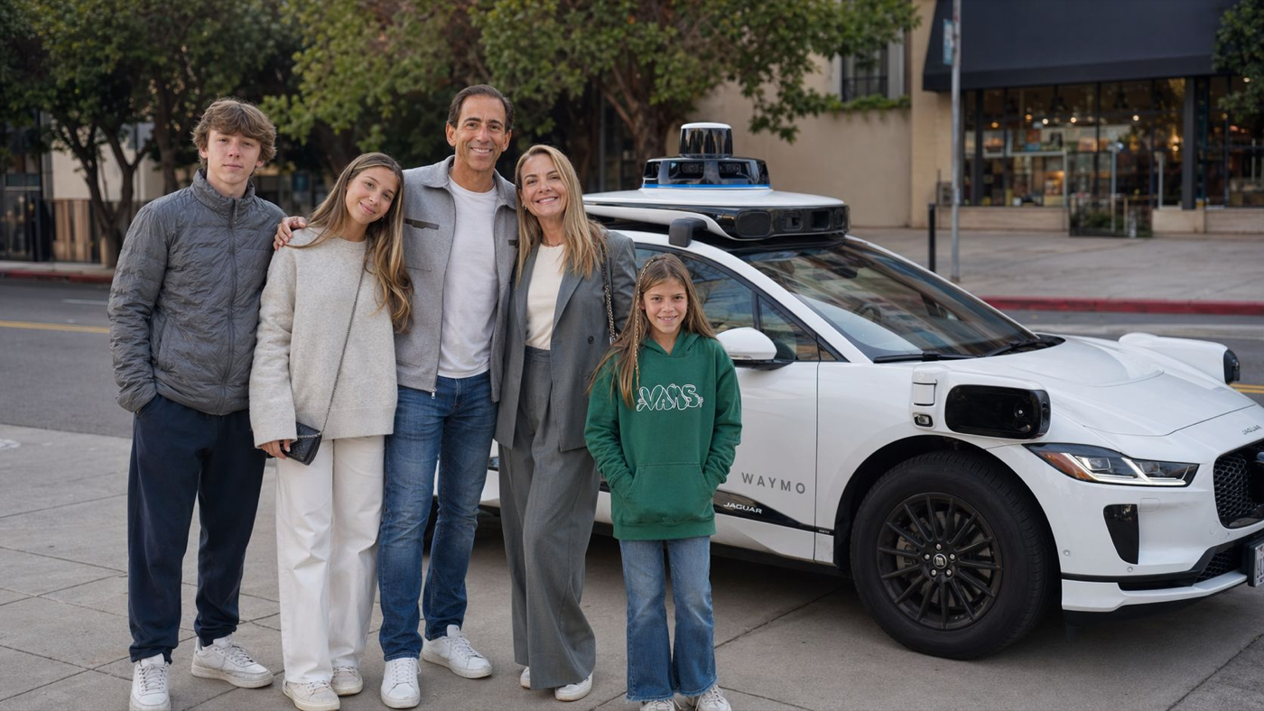 Família ao lado do Waymo, veículo 100% autônomo, em Miami.