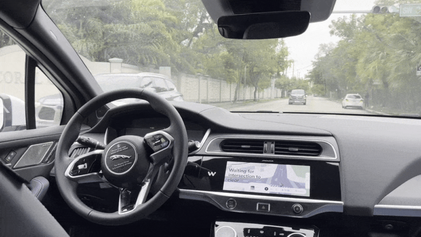 Interior do Waymo, com o assento do motorista vazio.